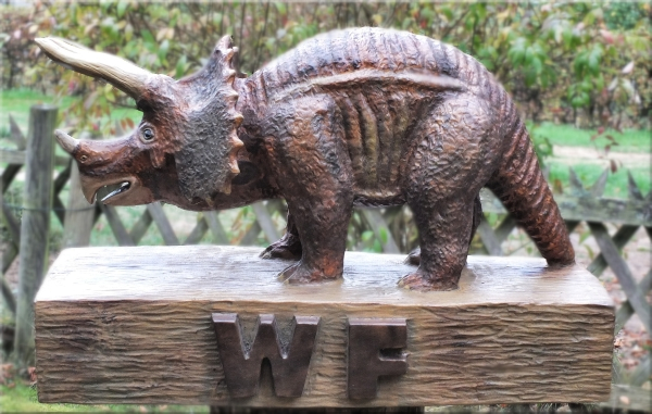 dinosaurier triceratop kettens�ge motors�ge jochen adam holzwerker schnitzen kunst 