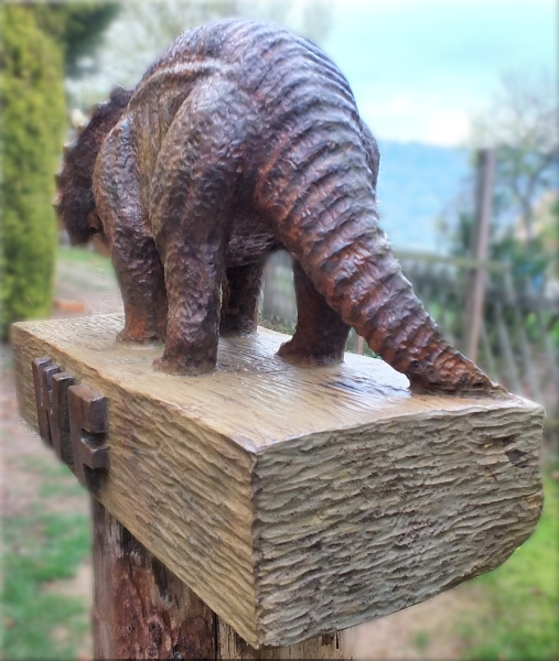 dinosaurier triceratop kettens�ge motors�ge jochen adam holzwerker schnitzen kunst 