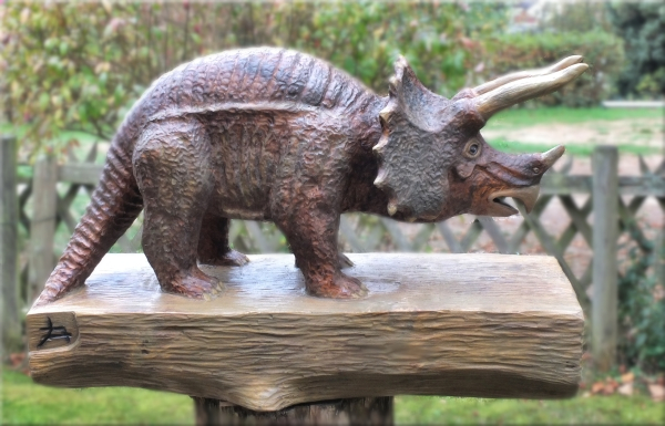 dinosaurier triceratop kettens�ge motors�ge jochen adam holzwerker schnitzen kunst 